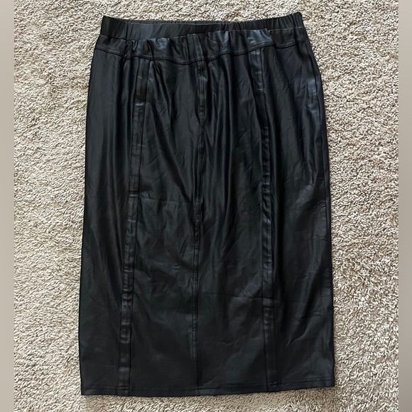 2b Bebe faux leather stretchy midi skirt - Picture 2 of 4